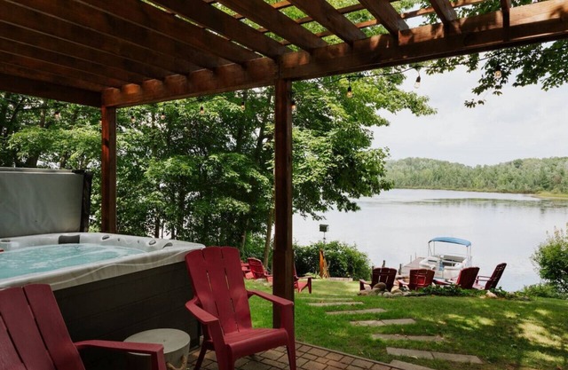 Lakehouse, Hot Tub & Pontoon, King Bed