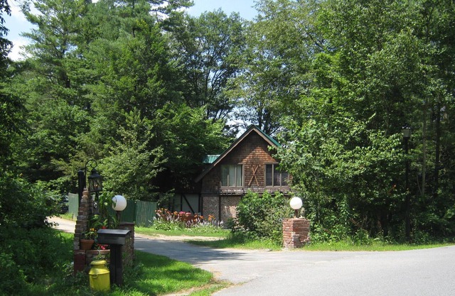 Lakehouse in Wald, ländlich