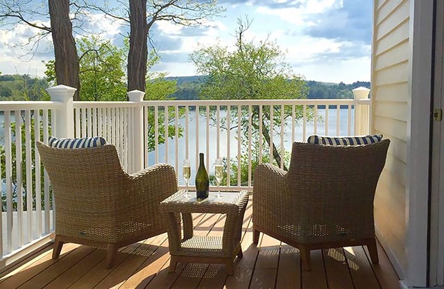 Lakehouse Inn
