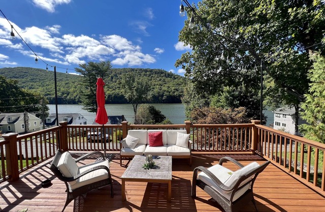 Lakehouse; Kayaks, Grill, FirePit, Gym, Movie Room, Pool Table, Air Hockey etc!