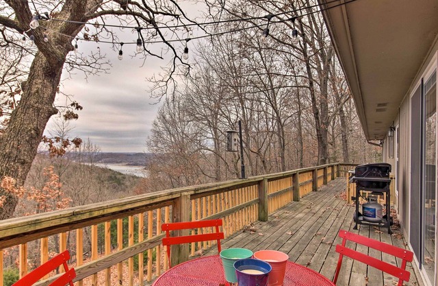 Lakehouse Landing at Beaver Lake w/ Grill, Pool