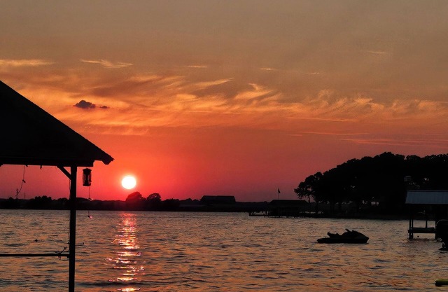 Lakehouse Retreat to Relax & Unwind, and take in the Best Sunsets on the Lake!
