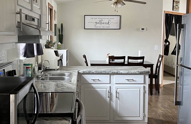 Lakehouse retreat walking distance to fishing, beach, ice cream and restaurant