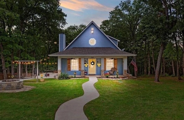 Lakehouse Retreat with Game Shed-4 minute walk to Beach, Fishing Cove,& Trails!