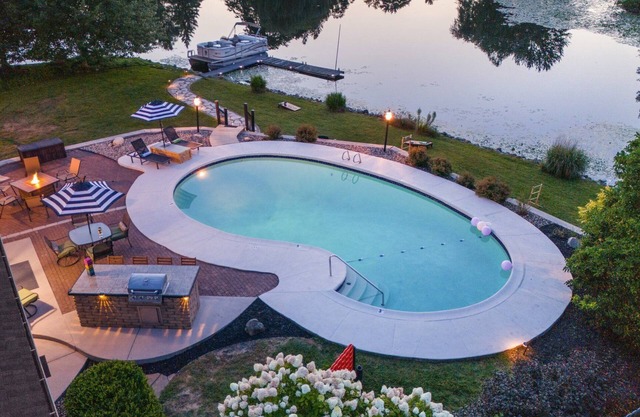 Lakehouse w/ Heated Pool, Hot Tub, Pontoon, Kayaks, Games