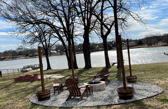 Lakehouse with lake access, spacious yard, updated interior