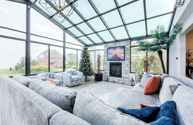 Lakehouse with Spectacular View + Pool and 5 Bedrooms close to Niagara Falls