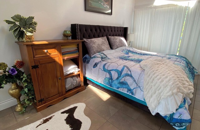 LakeHuron waterfront cottage/Hot tub/Max 2 pets& private sand beach/20 people.