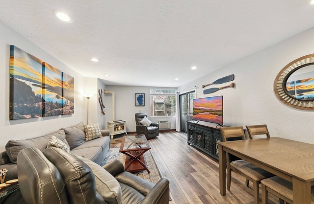 Lakeland Village #113 - Remodeled 1BR, Hot Tub