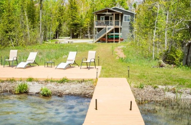 LakeLife, 4Q Bed, Wooded/Private, Kayaks, SpaShower, Luxe, Firepit, 2ndStoryDeck