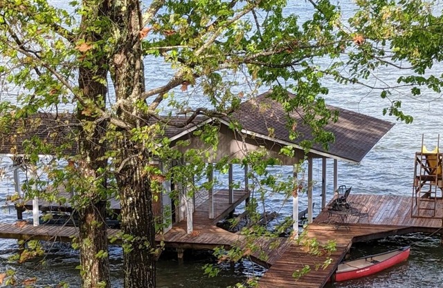 Laker's Acres: Stunning View, Sleeps 14, Very Private, Relaxing