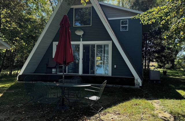 Lakeshore Cabin wunderschön umgebaut, tolles Angeln, Skifahren und Eisfischen