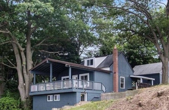 Lakeshore Comfort | Lakeview Family Getaway