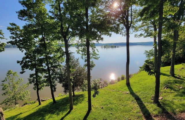 Lakeshore Cottage in Cadiz, Ky has waterfront panoramic views of Lake Barkley!