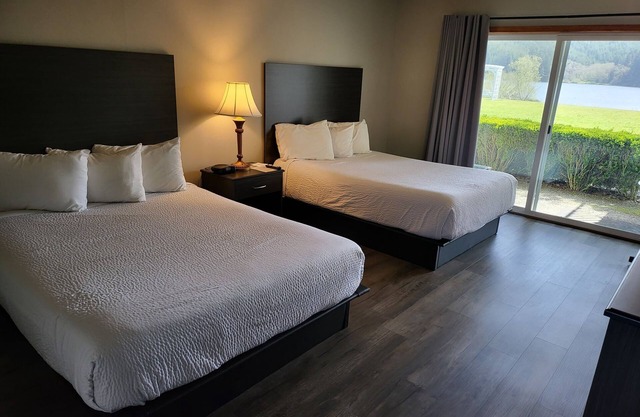 Lakeshore Lodge