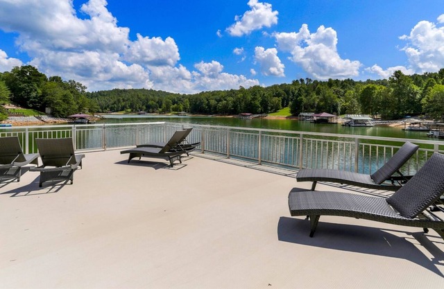 Lakeshore Manor-Stately Luxurious Lakefront Mountain Home, Hot Tub, Pool Table