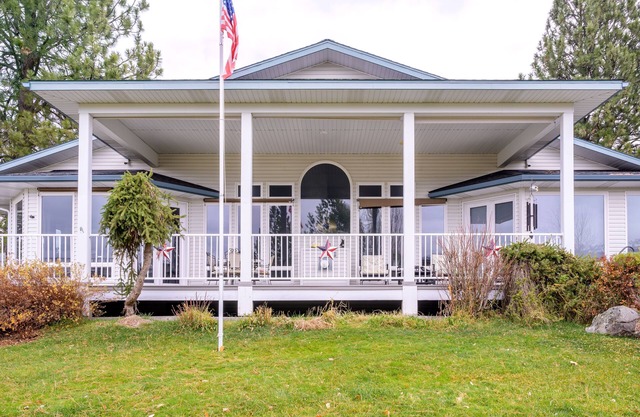 Lakeshore Retreat - Hot tub / Fireplace / Great Views