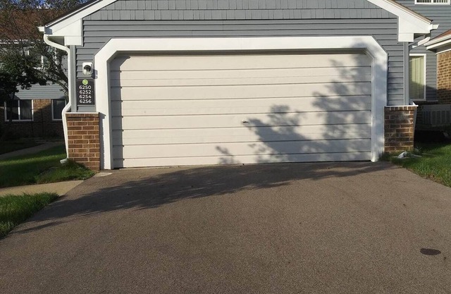 ^^^LAKESIDE LUXURY TOWNHOME*** 3BDRMS / 2.5BTHRM / 2CAR GARAGE!!!^^^