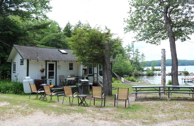 Lakeside 1 bedroom cottage sleeps up to 4. Perfect serenity in Naples. Wifi