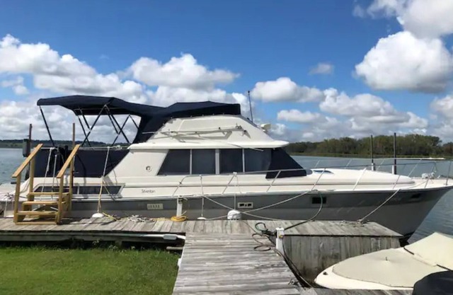 Lakeside 2 bedroom Boatel at Lockview Marina
