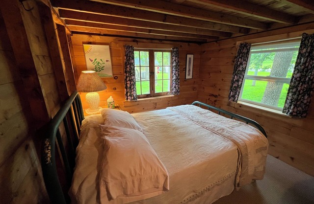 Lakeside 2-bedroom cottage with WiFi in Grand Isle