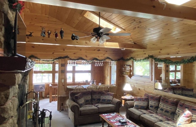 Lakeside 2-bedroom home sleeps 6 in Naples. w/AC. WiFi. Steps to the beach.