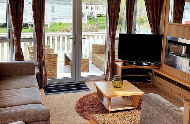 Lakeside 3 bedroom, 8 berth static caravan is set in the heart of the Cotswolds,