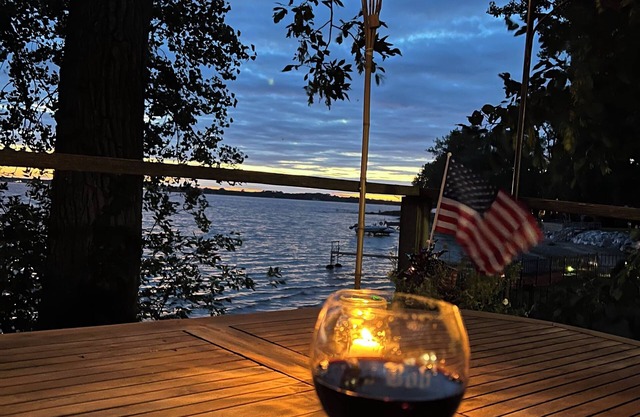 Lakeside 3 Bedroom Cottage - Kayaks, swimming and Spectacular Sunsets