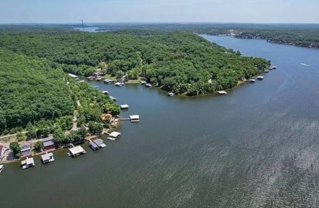 Lakeside 3 bedroom cottage with private dock
