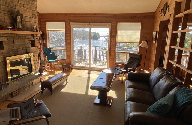 Lakeside 4 bedroom home on Buck Lake near Kingston