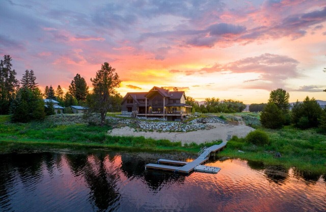 New Lakeside 6 Bedroom Cabin w/ Private Boat Dock