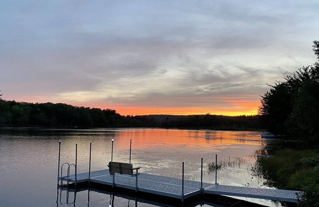Lakeside and hot tub fun with unforgettable sunsets await all year round!