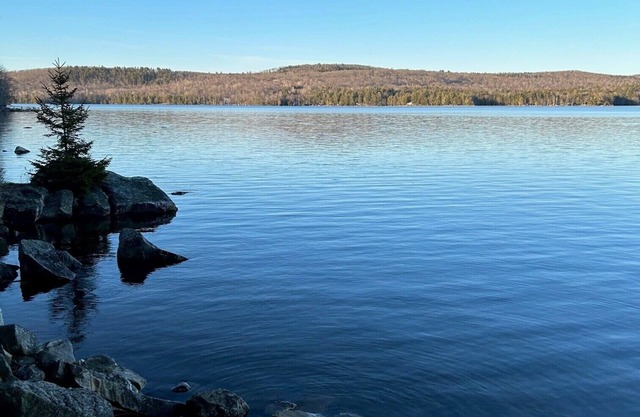 Lakeside apartment over detached garage. 8 miles from Bangor