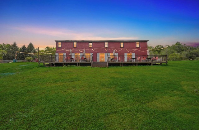 Rustic Charm Barn & 3 Cozy Homes [Sleeps 43] - Lake, Hot Tubs, Pools On-Site