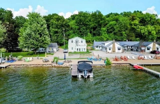 Lakeside Beach Getaway with A Gorgeous Kitchen & Dining Room with Room for 10.