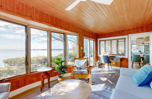 Lakeside Bliss: Charming Retreat with Spectacular Views & Waterfront Location