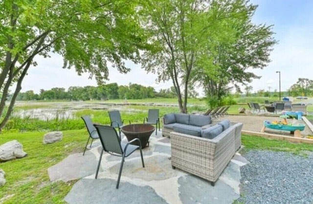 Lakeside Bliss - Charming 3BR Cottage on the Water