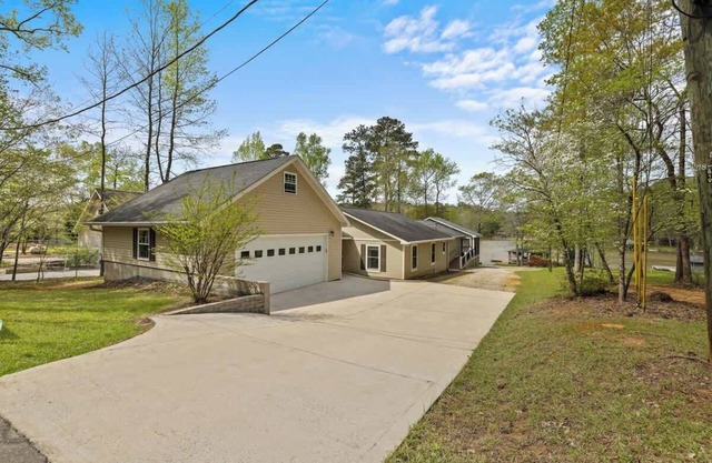 Lakeside Bungalow, Sleeps 12, Private Dock + More!