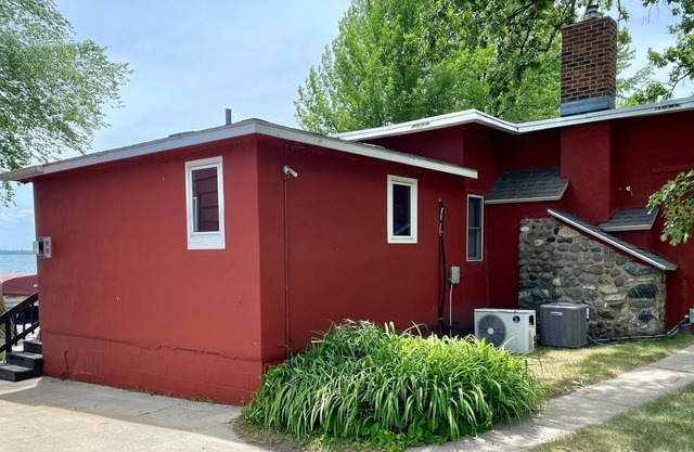 LAKESIDE CABIN 1 bedroom 1 bath efficiency apartment nice couple getaway cabin 1