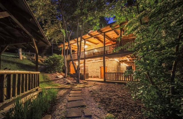 Lakeside Cabin - 2 Fireplaces-Hot Tub~Sauna~Games