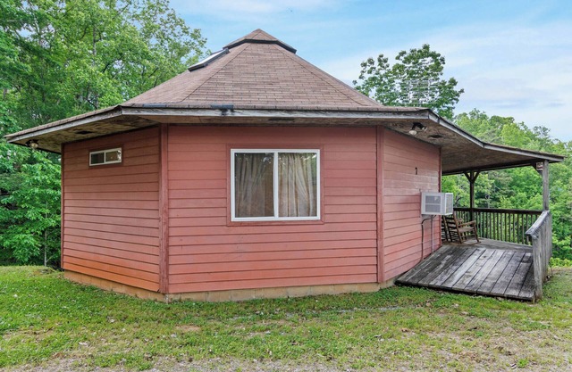 Lakeside Cabin #7 at Carters Lake Marina, includes a boat slip at the marina