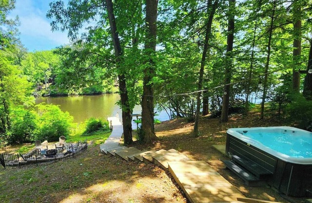 Lakeside Cabin - Hot Tub, Firepit, Kayak, Arcade