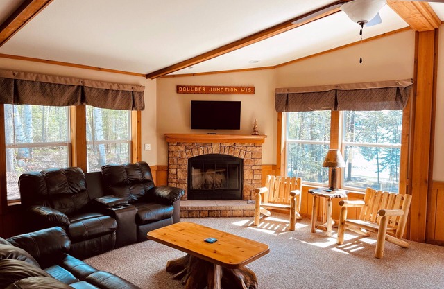 Lakeside Cabin in the Northwoods