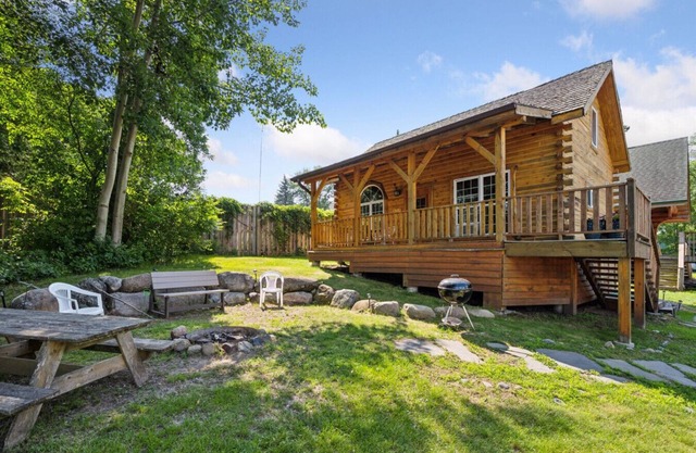 Lakeside cabin on Mille Lacs lake near trails