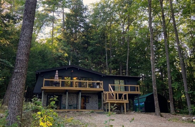Lakeside cabin on Woods Pond with private dock - newly renovated