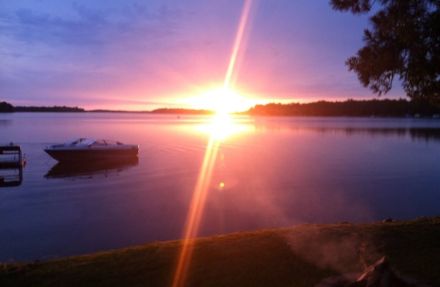 Lakeside Cabin - Sandy Beach & Amazing Lake View!