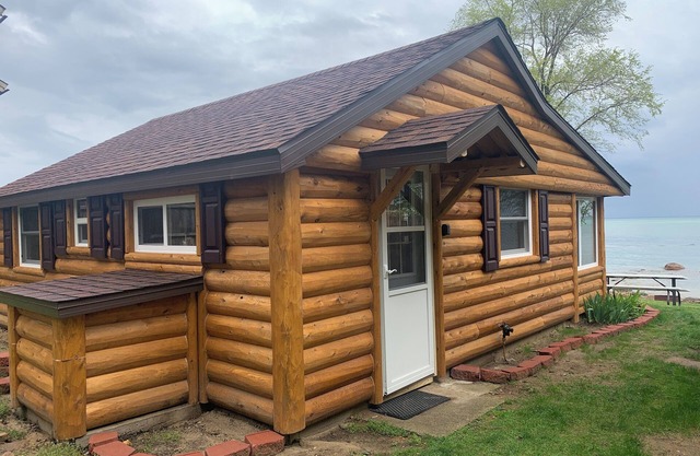 Lakeside Cabin with a Touch of Vintage Charm and All the Modern Conveniences