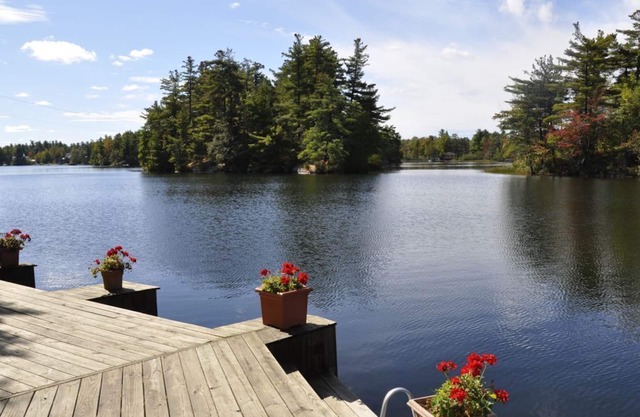 Hütte am See mit herrlicher Aussicht, Au��ergewöhnliche Waterfront und Motorboot.