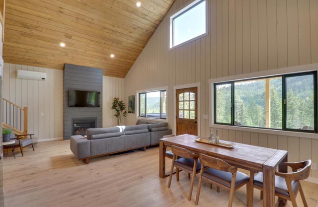 Lakeside Cabin with Hot Tub 3 Mi to Flathead Lake!