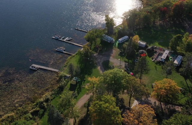 Lakeside cabin with two bedrooms